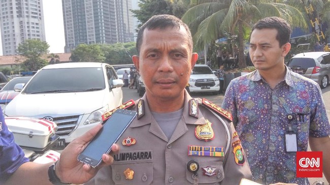 Kombes Pol. Halim Pagarra dikenal sebagai polisi yang tak sepakat dengan kebijakan Gubernur DKI Anies Baswedan menutup jalan Jatibaru di Tanah Abang.