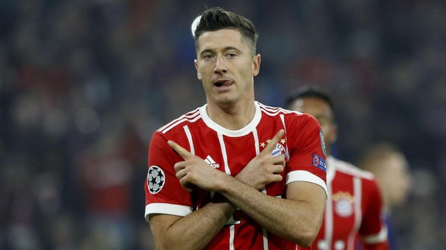 Striker Bayern Munich, Robert Lewandowski, mengatakan dirinya tengah fokus meraih treble pada musim ini dan tidak memikirkan pindah Real Madrid.