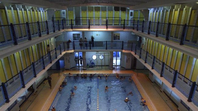 Kolam renang legendaris Piscine des Amiraux muncul di salah satu adegan dalam film ‘Amelie’ (2001).