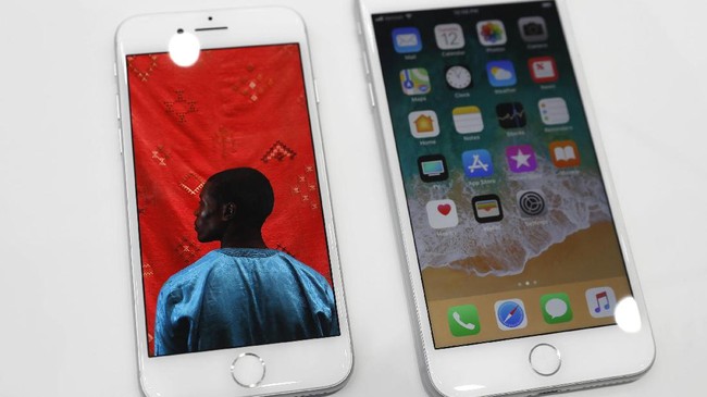 Warga Singapura jadi salah satu yang bisa membeli iPhone 8 dan 8 Plus hari ini. Ada yang sudah mulai antri dari semalam.