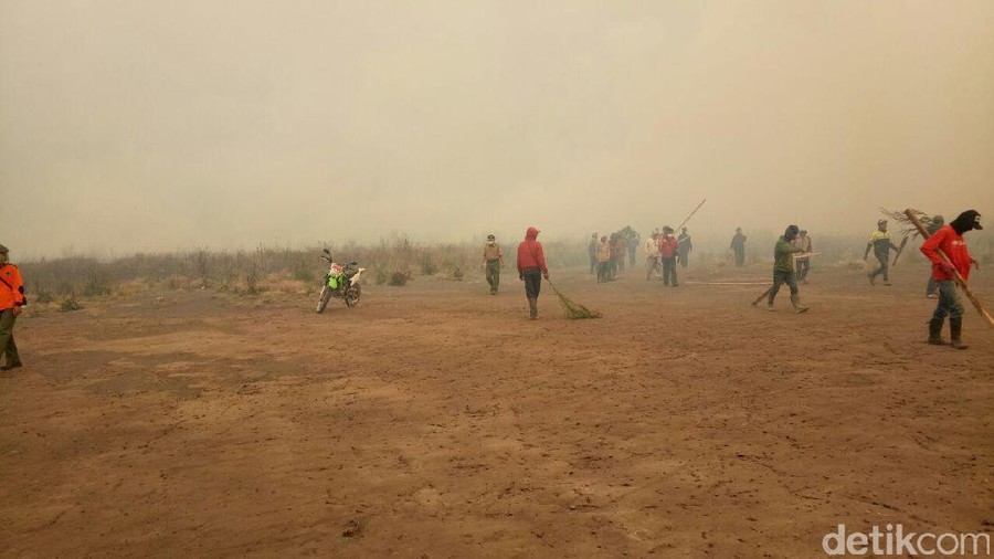 Kebakaran Padang Ilalang di Kaldera Bromo Padam