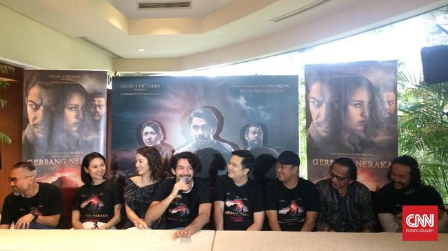 Gerbang Neraka bisa dibilang seperti The Mummy, Indiana Jones dan National Treasure. Ceritanya tentang piramida kuno di situs Gunung Padang nan mistis.