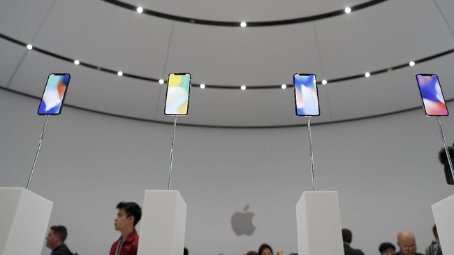 Selama sepuluh tahun sejak peluncuran iPhone perdana, Apple tak pernah mengusik keberadaan tombol home. Kali ini mereka merombak filosofi desainnya.