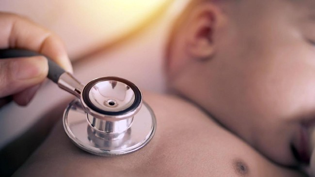 Dokter spesialis anak di RSUD Soetomo mengatakan bayi 8 bulan yang terdeteksi terjangkit virus kawasaki di Surabaya kini terus membaik karena cepat ditangani.