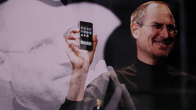 Surat lamaran kerja Steve Jobs dilelang dalam bentuk fisik serta NFT dan laku hingga miliaran rupiah.