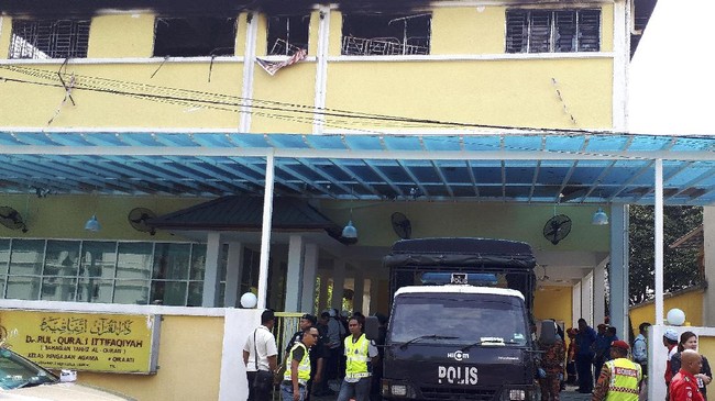Setidaknya 25 orang yang sebagian besar pelajar tewas dalam kebakaran sebuah sekolah di Kuala Lumpur, Malaysia.