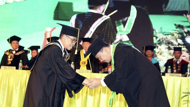 Menpora Imam Nahrawi mendapat gelar Doktor Honoris Causa Bidang Kepemimpinan Pemuda Berbasis Agama pada Rapat Terbuka Senat UIN Sunan Ampel Surabaya.