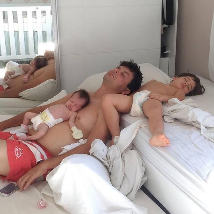 <p>Hmm, ayah sama dua anaknya ini kayaknya capek banget, Bun. (Foto: Instagram @cristiane_ribeiro via @dontforgetdads)</p>