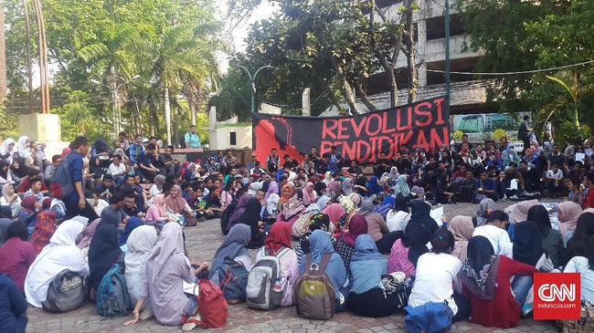 Penerima Kartu Jakarta Mahasiswa Unggul (KJMU) terancam putus kuliah saat mengetahui data tiba-tiba berubah. Pemprov DKI Jakarta membantah pangkas anggaran.