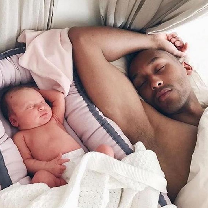 <p>Biarpun ketiak terekspos, foto ayah anak yang lagi tidur ini tetap kece kan? Hi hi hi. (Foto: Instagram @catjas/@expectful via @dontforgetdads)  </p>
