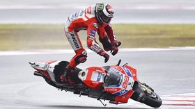 FOTO: Momen Jorge Lorenzo Terpelanting di Misano