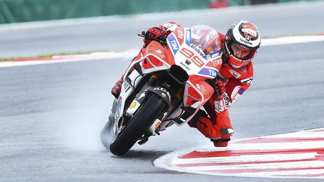 Jorge Lorenzo membantah kabar yang menyebutkan tim Ducati memintanya mengalah agar Andrea Dovizioso menjadi juara dunia MotoGP 2017.