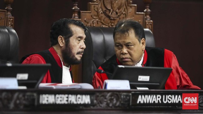 Mahkamah Konstitusi menolak uji materi terhadap aturan pelarangan terpidana ikut dalam pilkada karena permohonan dianggap tidak jelas.