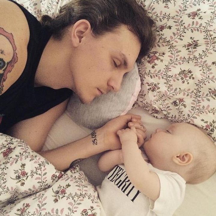 <p>Meski tidur, tangan tetap berpegangan erat. (Foto: Instagram @joanna_gie via @dontforgetdads)</p>