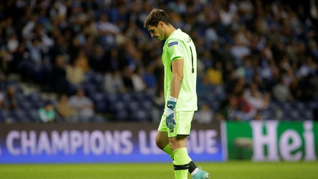 Salah satu pesepakbola yang pernah berada dalam jajaran kiper terbaik dunia, Iker Casillas, dikabarkan akan dijual FC Porto pada bursa transfer awal tahun.