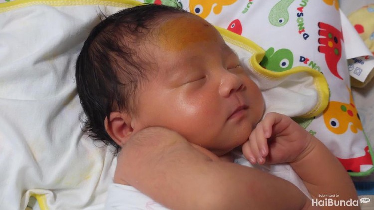 Saat si kecil baru lahir, rasanya ingin mengabadikan momen ini sebanyak-banyaknya. Misalnya nih, dengan bikin foto newborn.