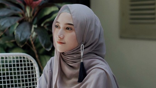 Foto: Ketika Gaya Hijab dengan 1 Anting Kembali Tren Foto: Ketika Gaya Hijab dengan 1 Anting Kembali Tren