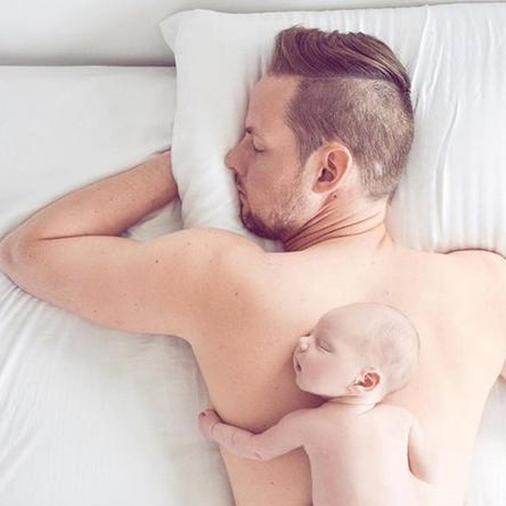 <p>Lucu banget ya Bun pose bayi ini tidur di punggung ayahnya. (Foto: Instagram @kweilz via @dontforgetdads)</p>