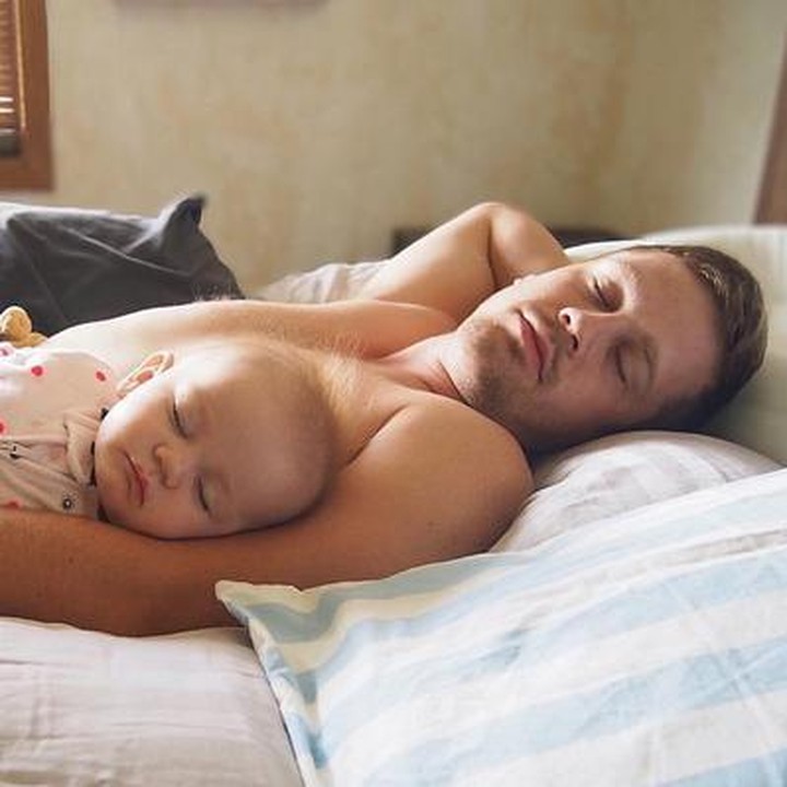 <p>Damainya si kecil tidur di lengan sang ayah. (Foto: Instagram @talktorach via @dontforgetdads)</p>