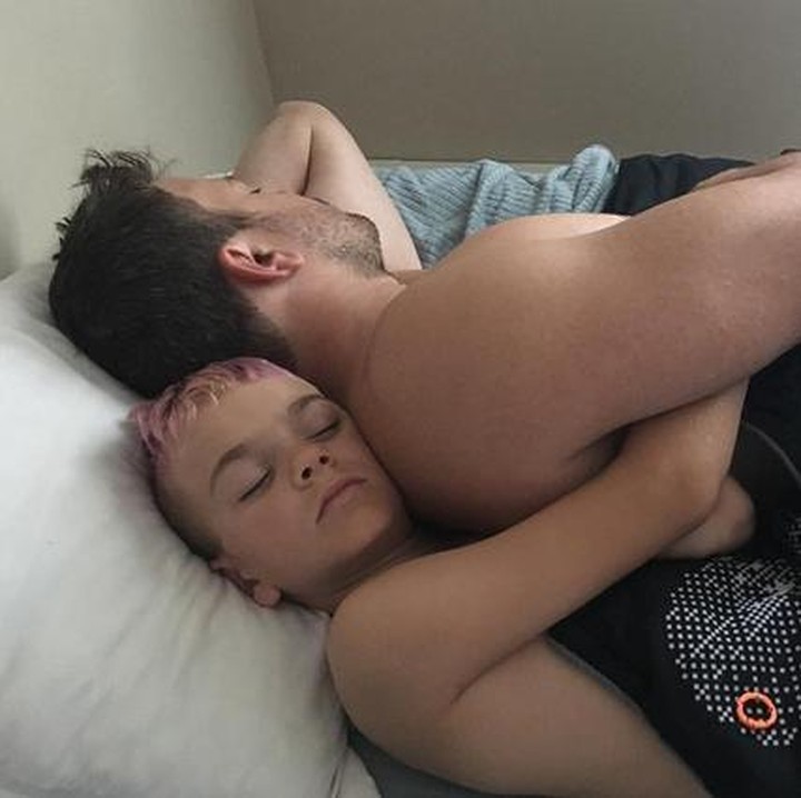 <p>Biar udah besar, tetap bisa kok tidur sama ayah. (Foto: Instagram @amywinkel2000 via @dontforgetdads)</p>