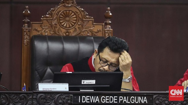 MK mengabulkan para pemohon yang keberatan dengan batas minimal usia 16 tahun bagi perempuan untuk menikah, seperti diatur Pasal 7 ayat 1 UU Perkawinan.