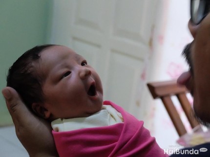 Coba Lakukan Ini Deh, Bun, Saat Ajak Bayi Ngobrol