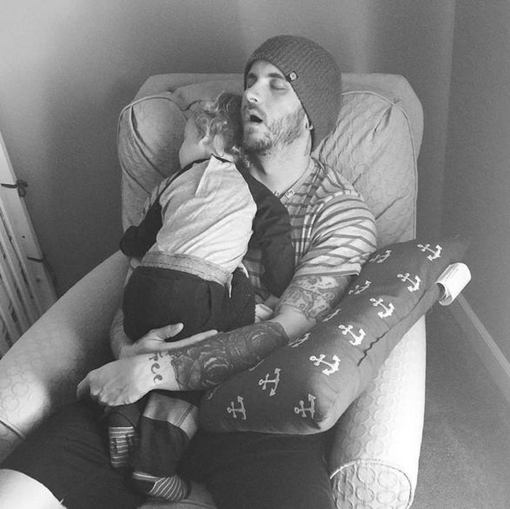 <p>Terlelap di kursi nggak masalah, asalkan bersama ayah. (Foto: Instagram @killerky via @dontforgetdads)</p>