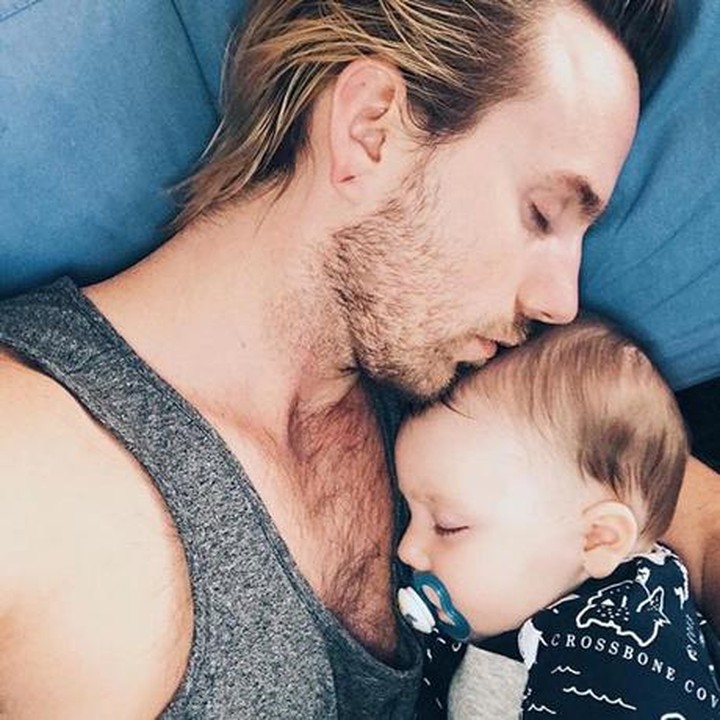 <p>Pelukan sang ayah bisa jadi hal yang bikin anak ini merasa aman saat tidur. (Foto: Instagram @supermebeingx via @dontforgetdads)</p>