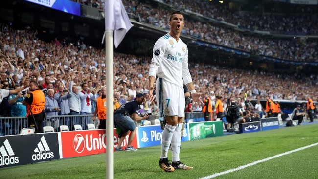 Real Madrid kesulitan membongkar pertahanan APOEL Nicosia namun mereka sukses unggul 1-0 di babak pertama.