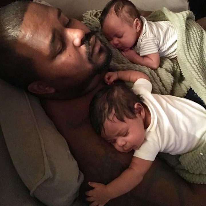 <p> Tidur dengan dua bayi di atas badan? Siapa takut. (Foto: Instagram @pratt_infinity via @dontforgetdads)</p>