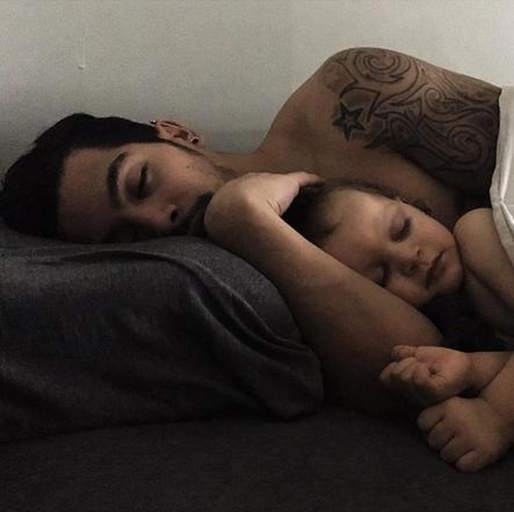<p>Menenangkan banget nggak sih Bun melihat ayah dan anak yang lagi tertidur ini? (Foto: Instagram @vvulpesvvulpes via @dontforgetdads)  </p>