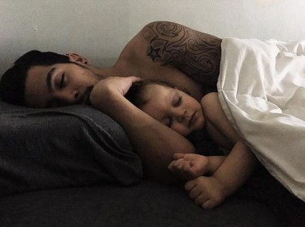 Foto: Saat si Kecil Tidur Sama Ayahnya, Mana yang Paling Cute?