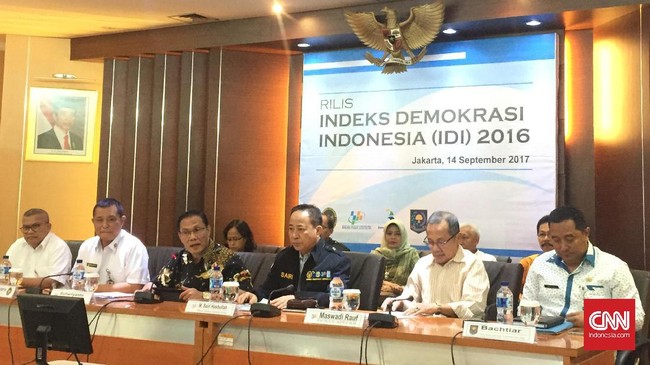 Terdapat pelemahan tiga indikator yang menyebabkan penurunan indeks, yaitu kebebasan sipil, hak-hak politik, dan indikator lembaga-lembaga demokrasi.