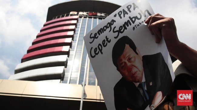 Berdasarkan informasi yang dihimpun CNNIndonesia.com ada lima mobil yang berangkat dari KPK ke Rumah Sakit (RS) Medika Permata Hijau, Jakarta Barat