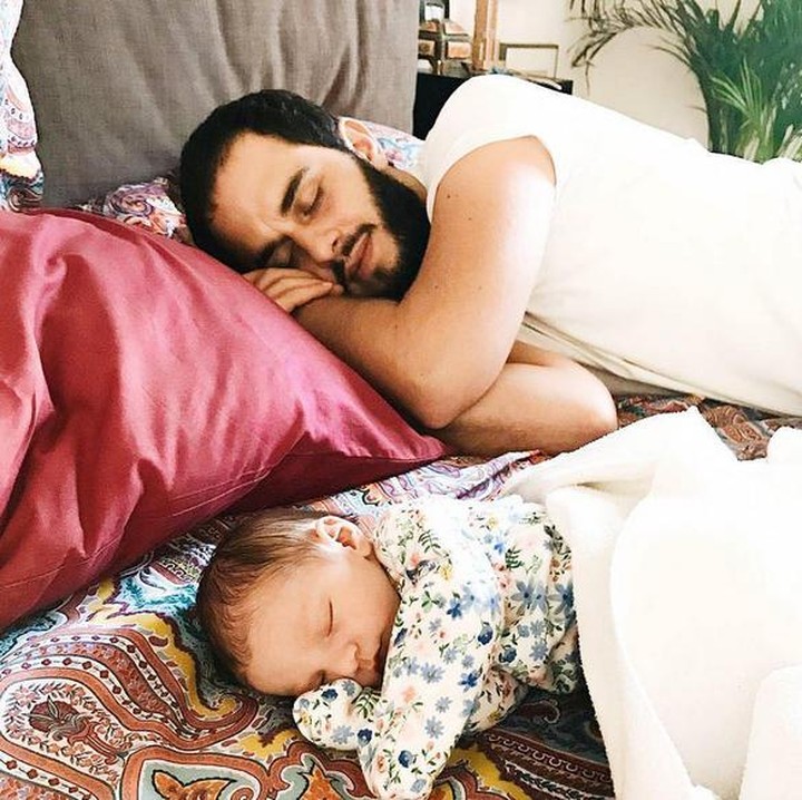 <p>Cie, kompak nih gayanya pas tidur. (Foto: Instagram @mikmiljian via @dontforgetdads)</p>