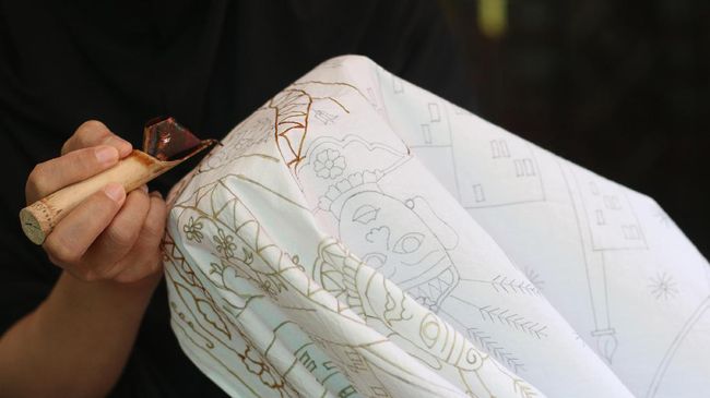 Menghindari penggunaan mesin cuci dan deterjen adalah dua dari beberapa langkah yang patut diperhatikan saat merawat busana batik. 