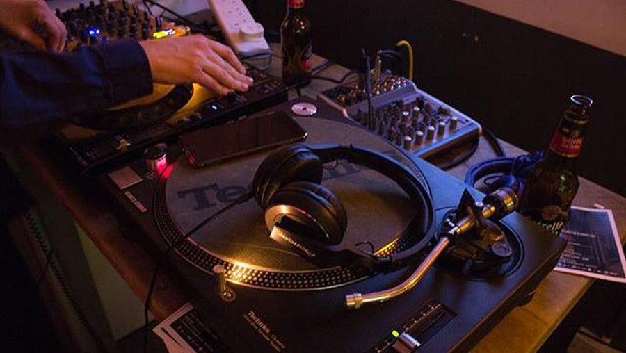 Ilustrasi musik elektronik&period;