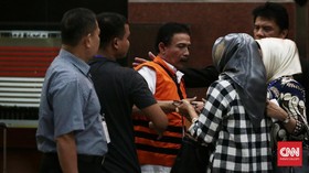 Bupati Batubara Diantar Istri saat Ditahan KPK