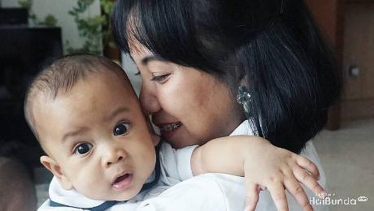 Karena cuma berdua sama bayi di rumah, kadang kita pun curhat sama dia. Pernah ngalamin itu nggak, Bun?