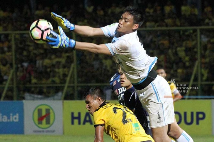 Aksi Kurnia Meiga di pertandingan Liga Indonesia