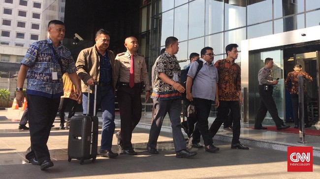 Empat orang yang ditangkap KPK di Banjarmasin, Kalimantan Selatan tiba di gedung KPK, Jakarta. Mereka diperiksa terkait dugaan suap.