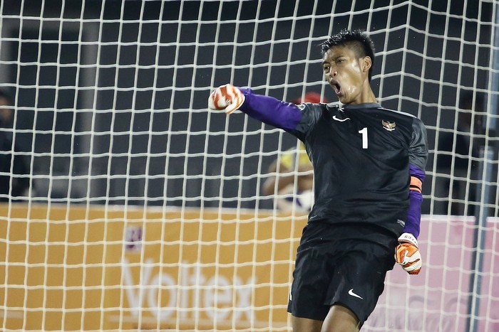 NAY PYI TAW, BURMA - DECEMBER 19:  Kurnia Meiga Hermansyah of Indonesia reacts after saving the penalty kick during the semi-final football competition between Indonesia and Malaysia during the 2013 Southeast Asian Games at Zayar Thiri Stadium on December 19, 2013 in Nay Pyi Taw, Myanmar.  (Photo by Suhaimi Abdullah/Getty Images)