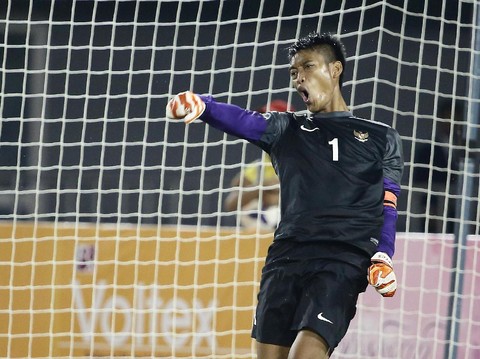 NAY PYI TAW, BURMA - DECEMBER 19:  Kurnia Meiga Hermansyah of Indonesia reacts after saving the penalty kick during the semi-final football competition between Indonesia and Malaysia during the 2013 Southeast Asian Games at Zayar Thiri Stadium on December 19, 2013 in Nay Pyi Taw, Myanmar.  (Photo by Suhaimi Abdullah/Getty Images)