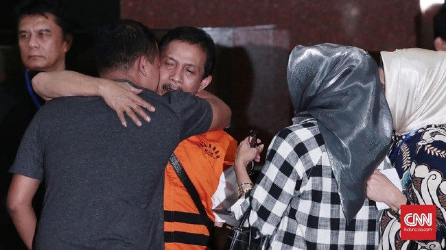 Sejumlah proyek terkait kasus korupsi itu di antaranya  pembangunan Jembatan Sentang senilai Rp32 miliar hingga Jembatan Seimagung Rp12 miliar.