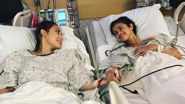 Francia Raisa mengungkapkan situasi kritis yang sempat dilalui Selena Gomez ketika penyanyi itu menjalani operasi transplantasi ginjal 2017 lalu.