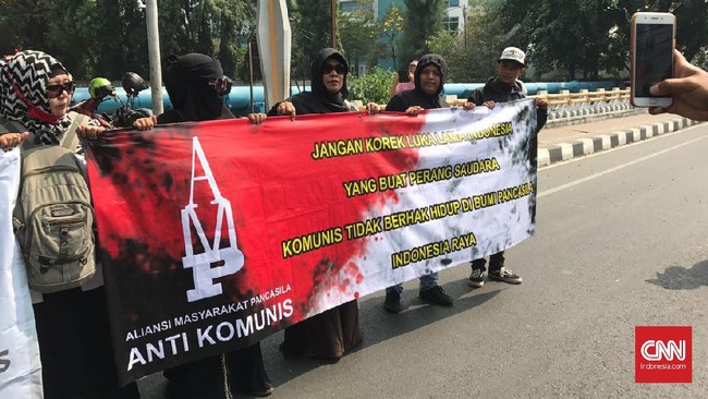 Puluhan warga secara berkelompok mulai mendatangi lokasi seminar ‘Pengungkapan Kebenaran Sejarah 1965/66’ di LBH Jakarta, Jakarta Pusat.
