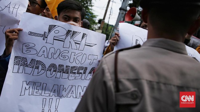 Seminar Pengungkapan Kebenaran Sejarah 1965 Dibatalkan Seminar Sejarah ‘Pengungkapan Kebenaran Sejarah 1965/66’ akhirnya dibatalkan pada siang ini karena kepolisian menilai acara itu tak berizin.