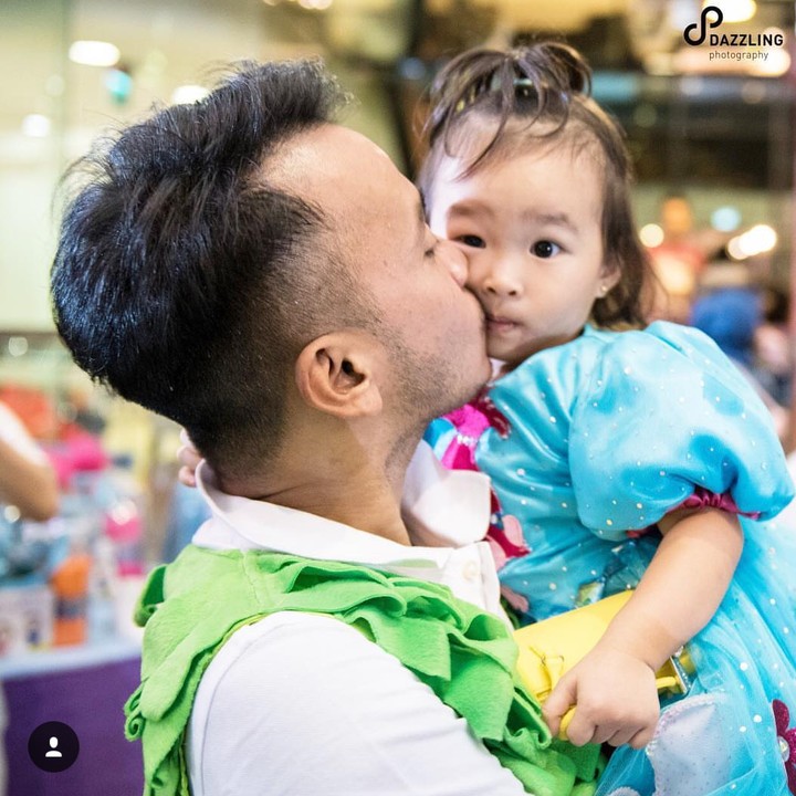 <p>Cup! Ayah Ruben memberi kecupan manis pada sang putri. [Foto: Instagram @ruben_onsu]</p>