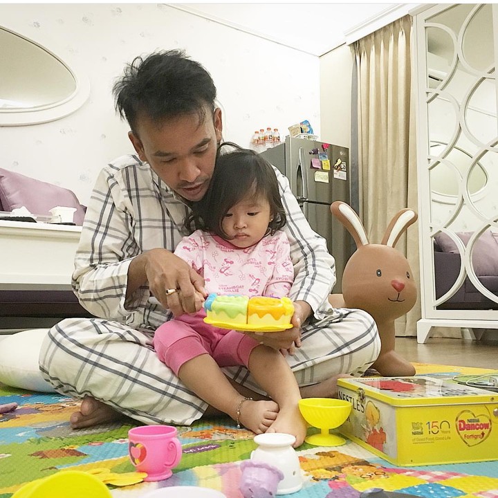 <p>Sebelum tidur, Ruben pun menyempatkan diri bermain-main bersama putri kecilnya.  [Foto: Instagram @ruben_onsu]</p>