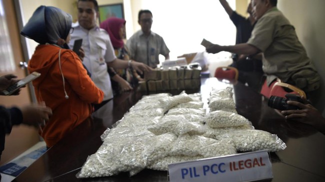 BNN menggerebek sebuah rumah yang diduga dijadikan pabrik tempat produksi pil PCC di Semarang. Dua orang diamankan dalam penggerebekan tersebut.